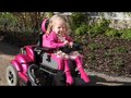 Stark mit Handicap: Juli führt ihren Rollstuhl vor - Video zum Sternsinger-Magazin
